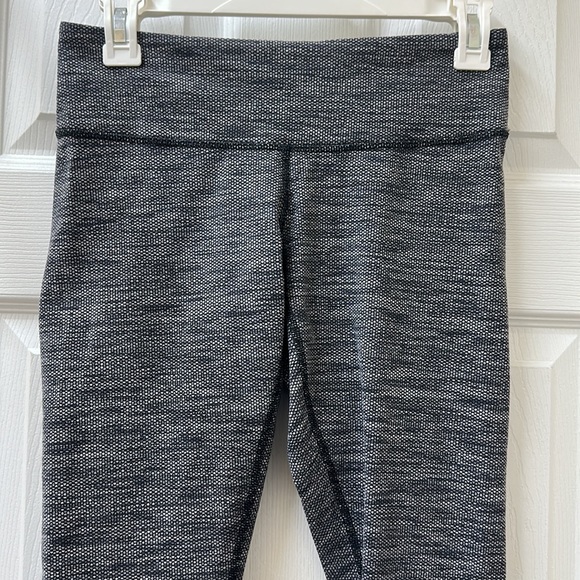 LIKE NEW! Lululemon Wunder Under Crop II - Picture 7 of 14